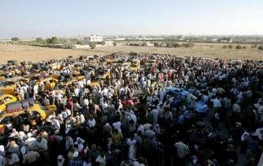 Palestinians break out from Gaza siege