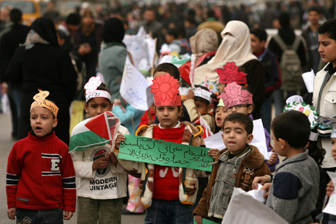 A human chain against the siege 