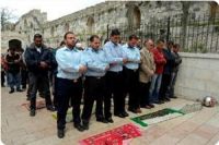IOF soldiers detain Aqsa guard