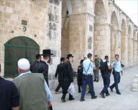 Palestinian scholars appeal to Muslims to defend Aqsa Mosque by all means
