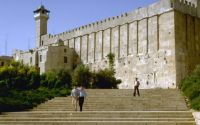 Hundreds of Israeli settlers desecrate Ishaq's tomb in the Ibrahimi Mosque