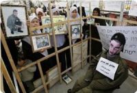 Israel phones families of prisoners to incite them to press Hamas