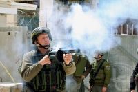 IOF soldiers injure 2 children and reporter, arrest foreign activists